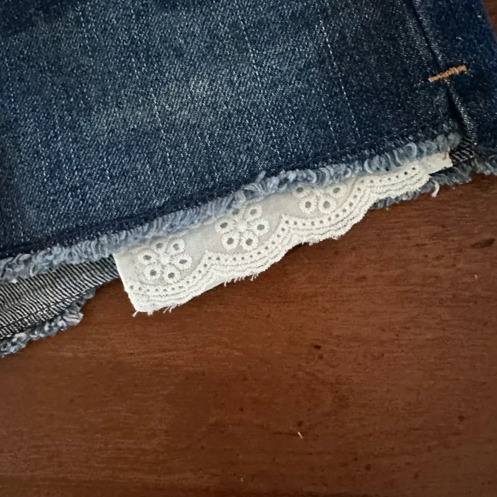 Old Navy blue jean shorts eyelet sewn in front pockets with frayed hem